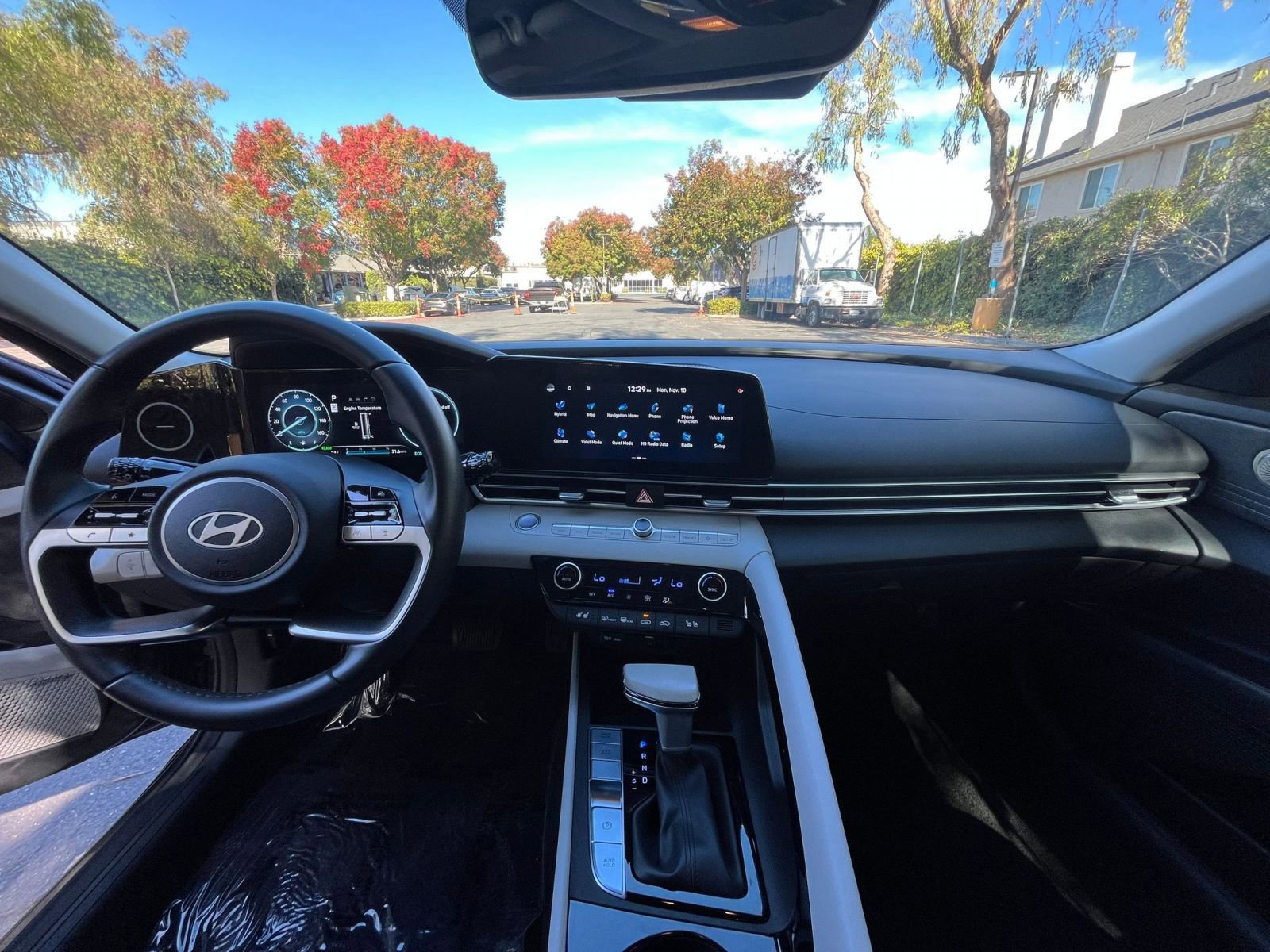 Used 2025 Hyundai Elantra Limited image 32