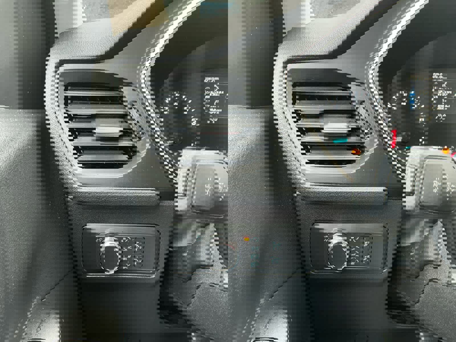 Used 2020 Ford Escape SE image 17