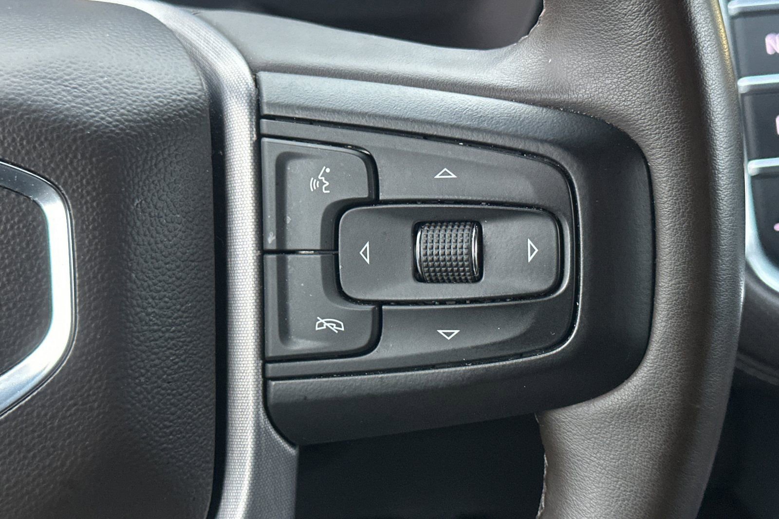 Used 2023 GMC Yukon SLT image 30