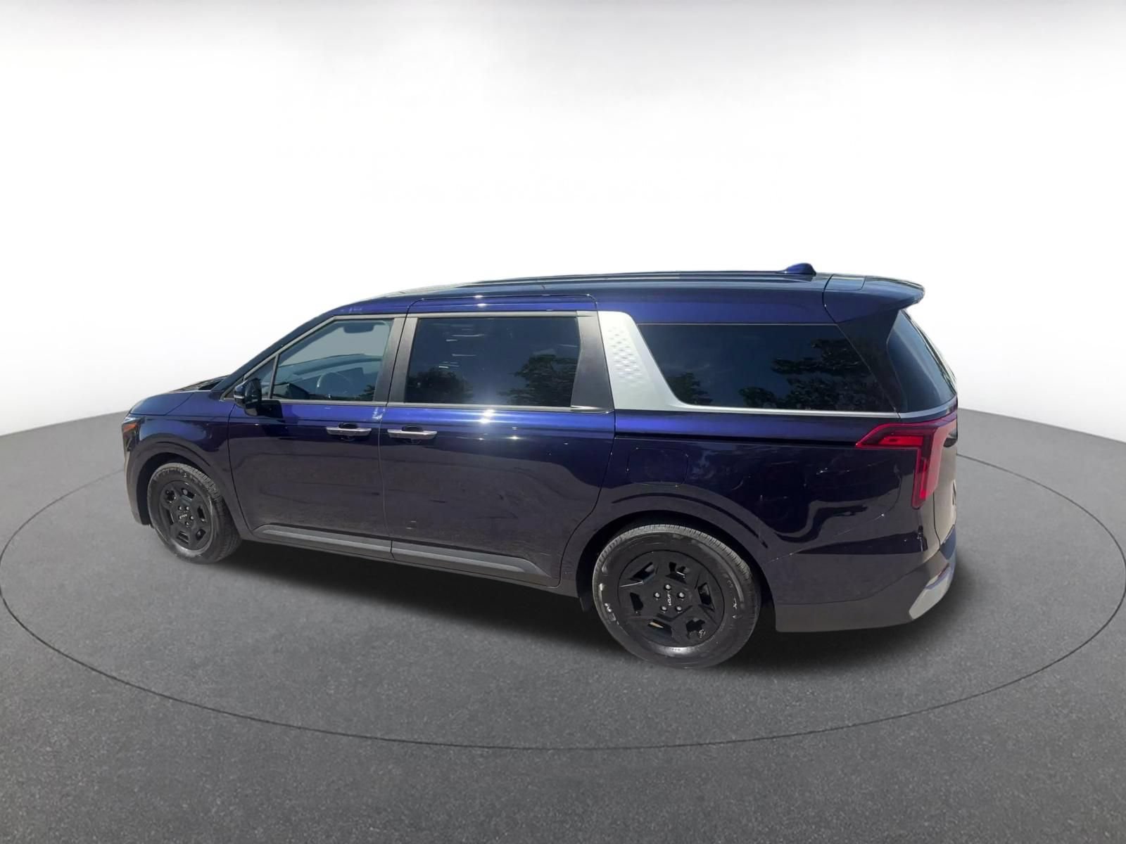 Used 2026 Kia Carnival FWD image 9