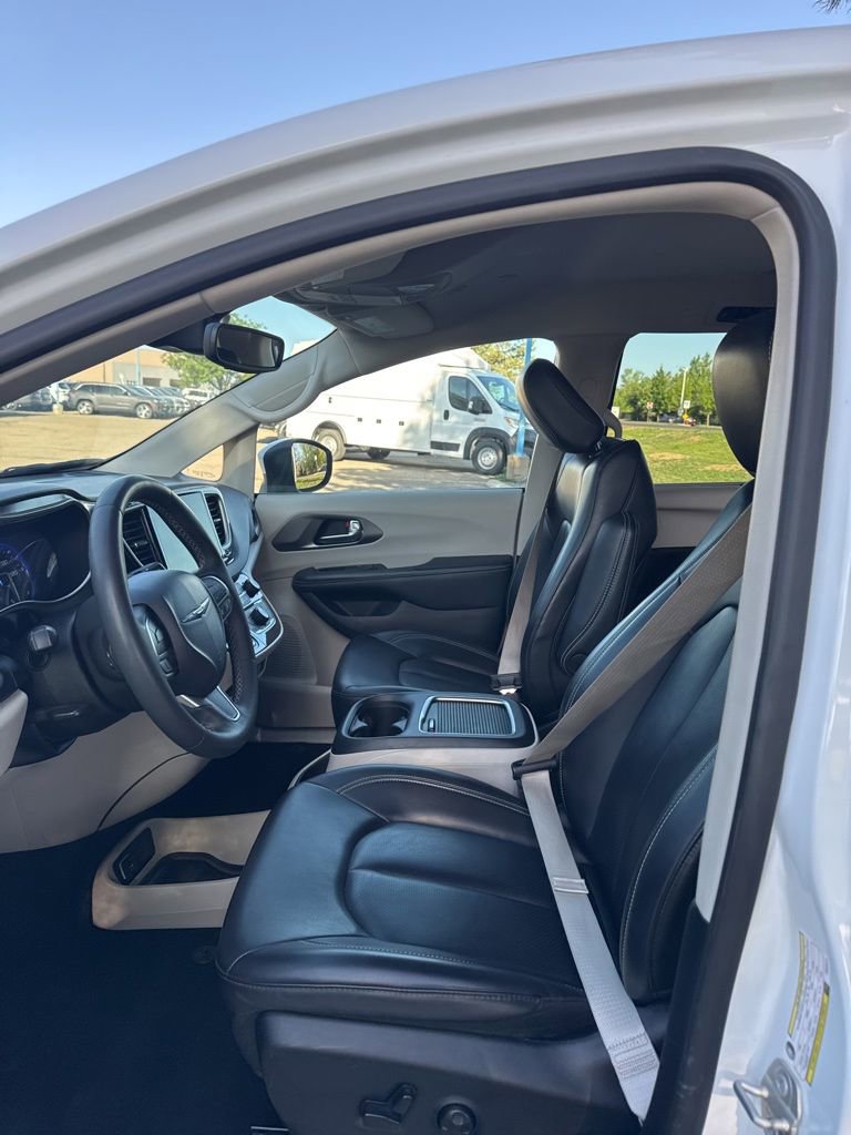 Used 2023 Chrysler Pacifica Touring-L FWD image 7