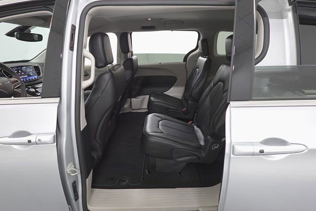 Used 2024 Chrysler Pacifica Touring-L image 21