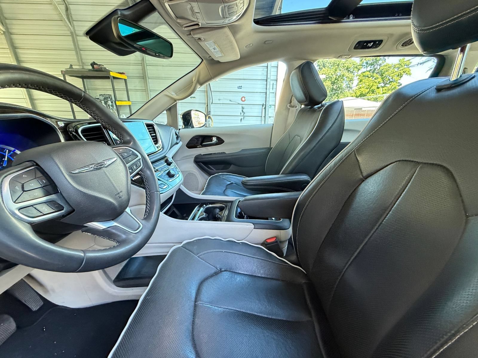 Used 2023 Chrysler Pacifica Limited FWD image 37