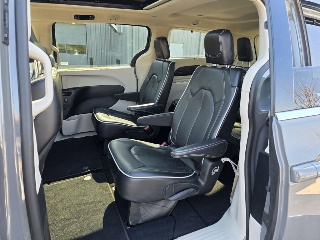 Used 2023 Chrysler Pacifica Limited image 24