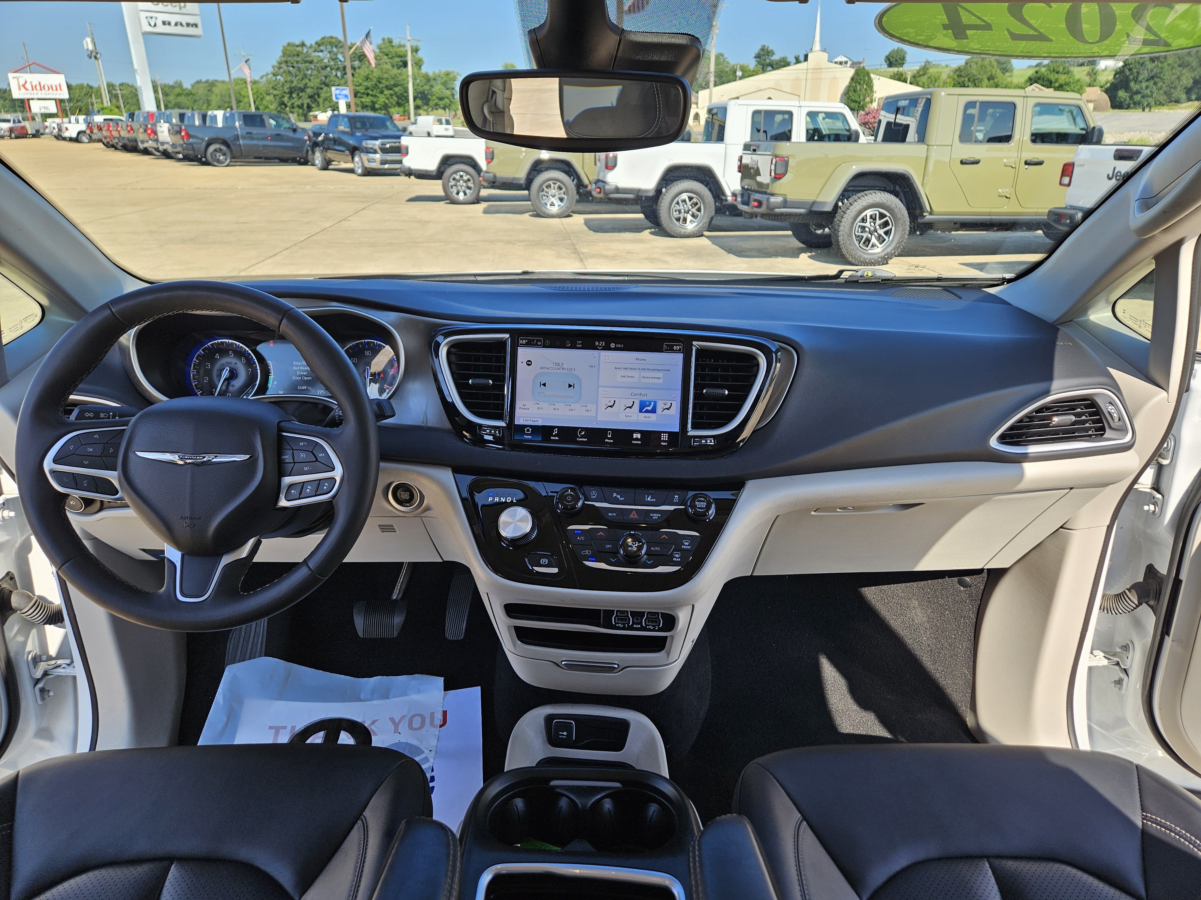 Used 2024 Chrysler Pacifica Touring-L FWD image 21
