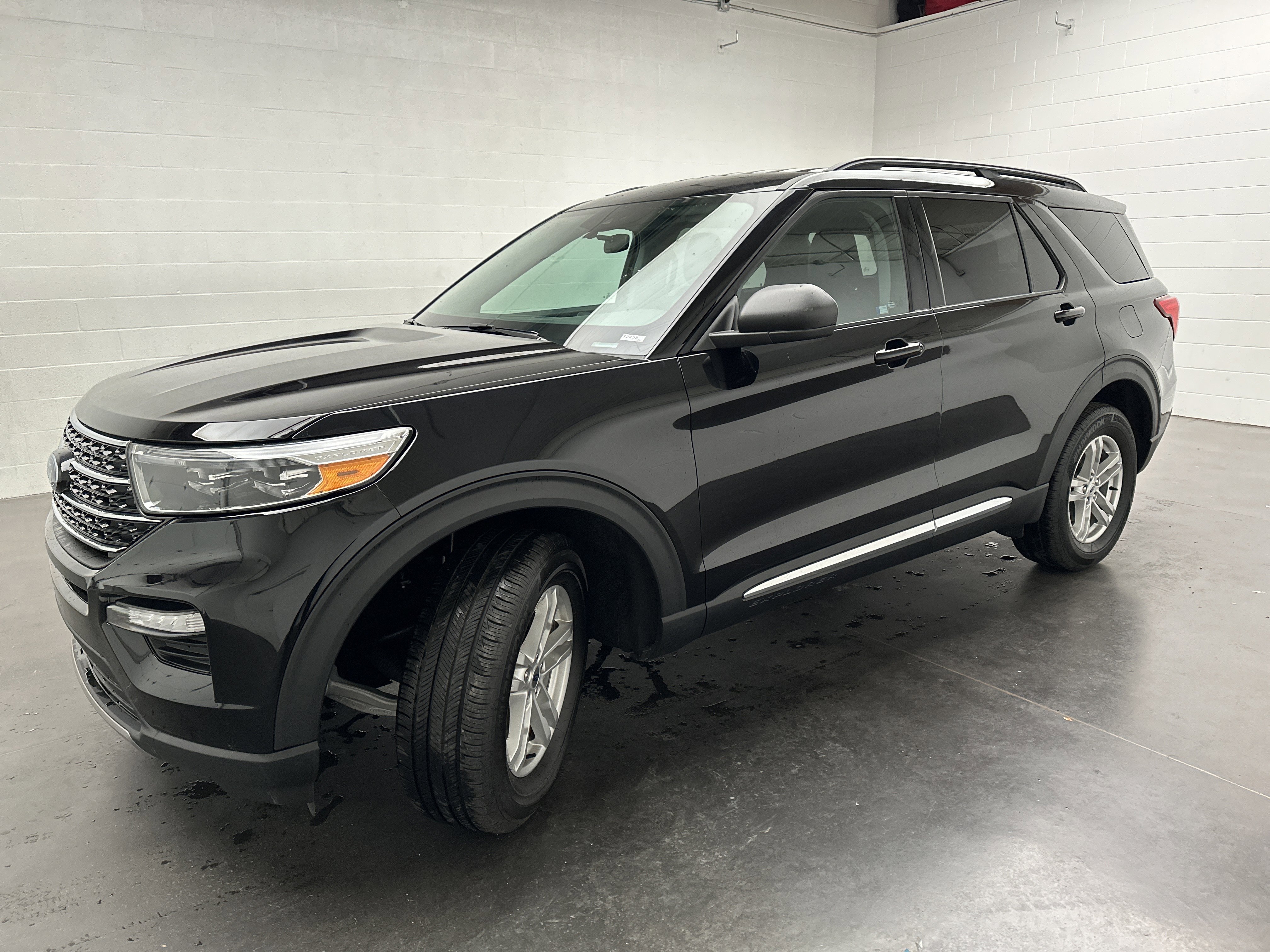 Used 2023 Ford Explorer XLT w/ Equipment Group 202A image 4