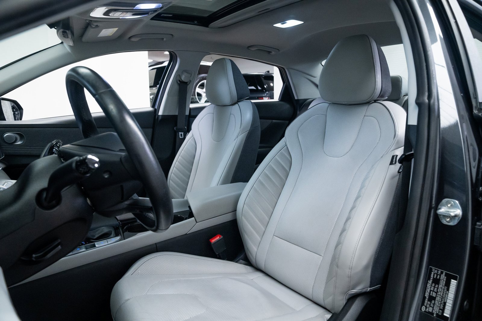 Used 2021 Hyundai Elantra Limited image 18