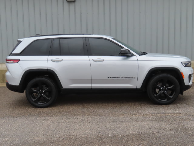 Used 2023 Jeep Grand Cherokee Altitude AWD/4WD image 2