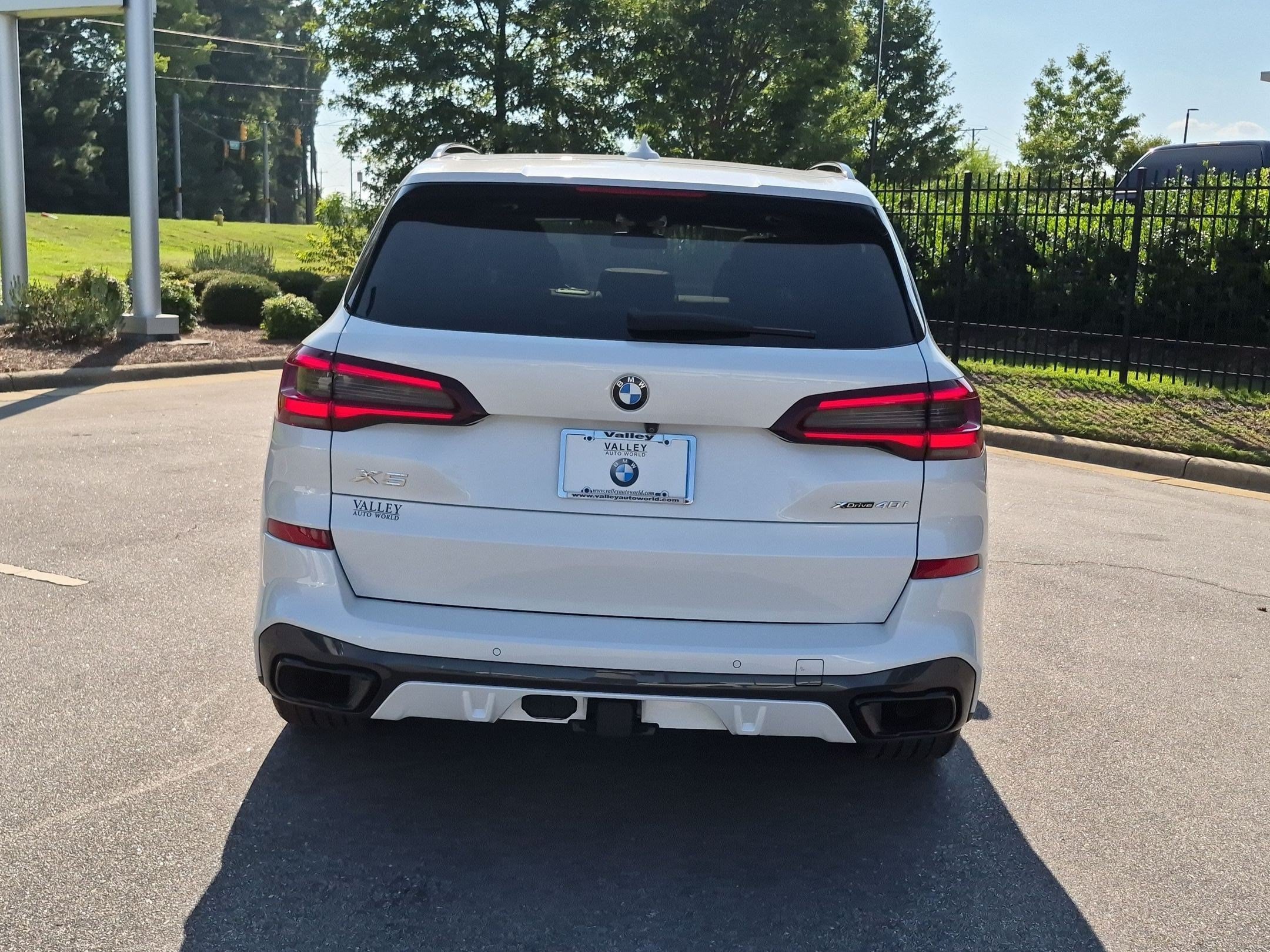 Used 2021 BMW X5 xDrive40i w/ M Sport Package AWD/4WD image 4