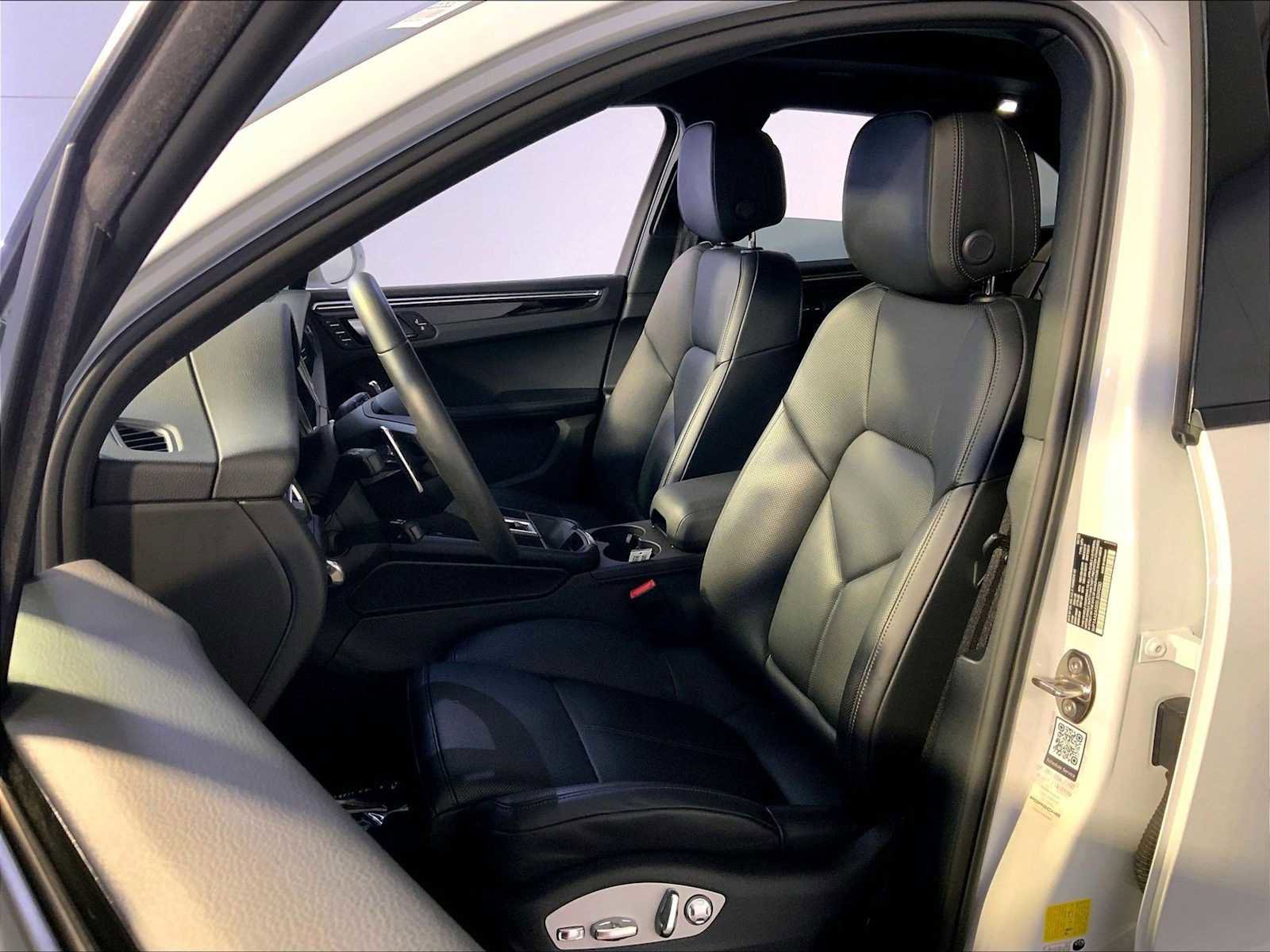 Certified 2025 Porsche Macan image 5