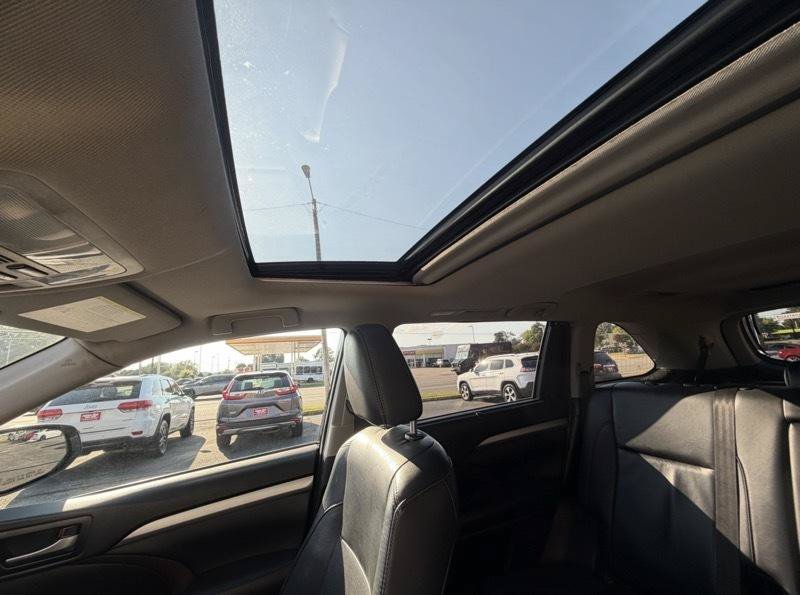 Used 2019 Toyota Highlander XLE FWD image 27