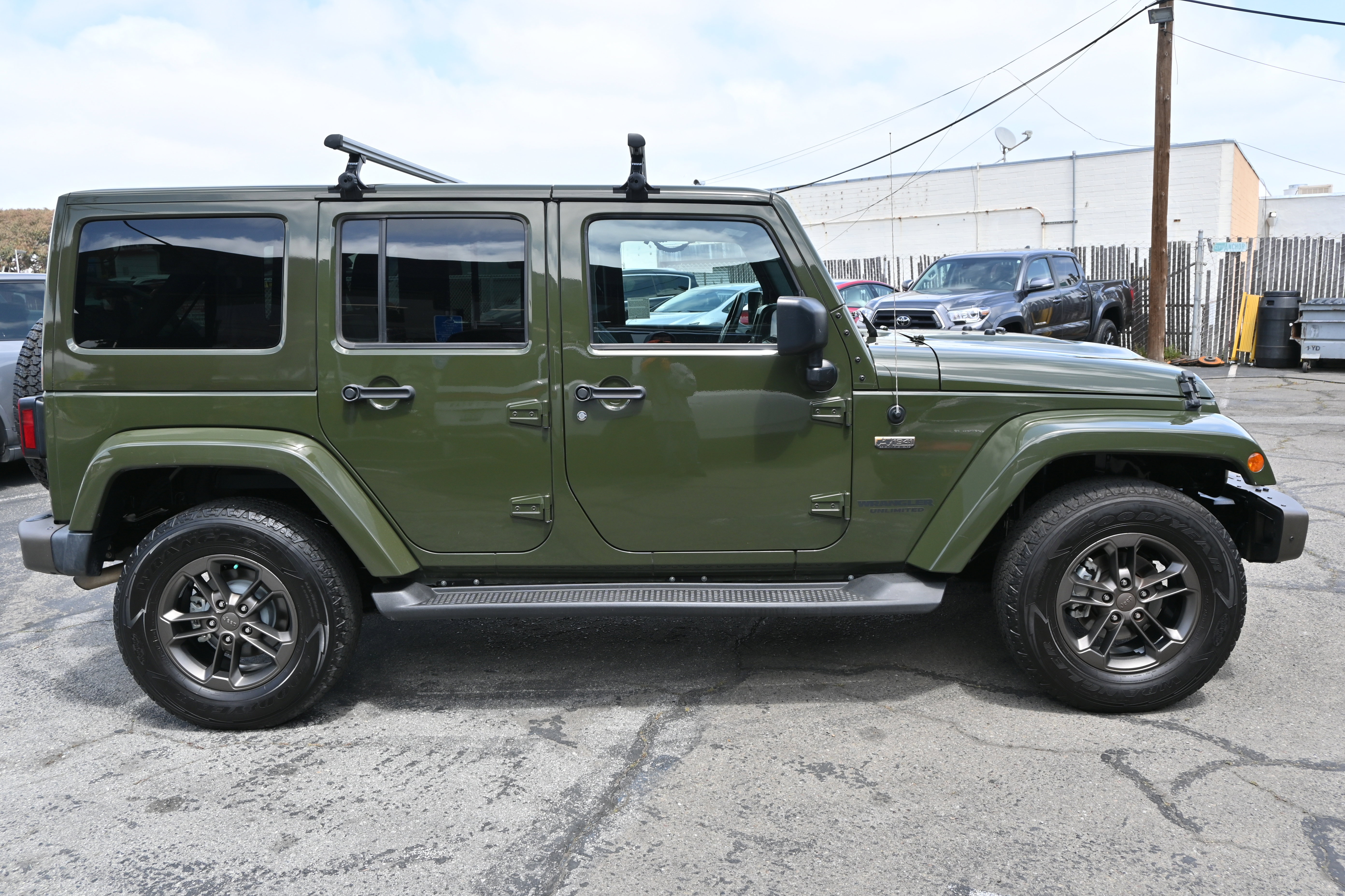 Used 2016 Jeep Wrangler Unlimited Sahara image 3