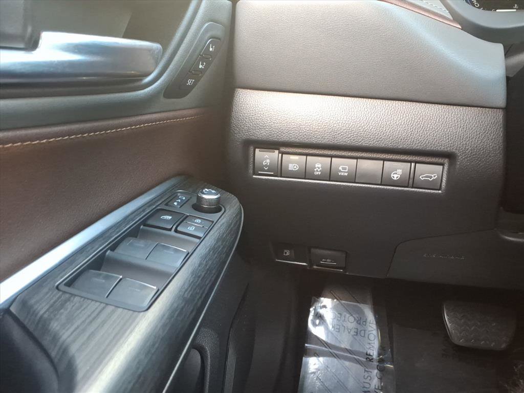 Used 2023 Toyota Venza Limited image 28