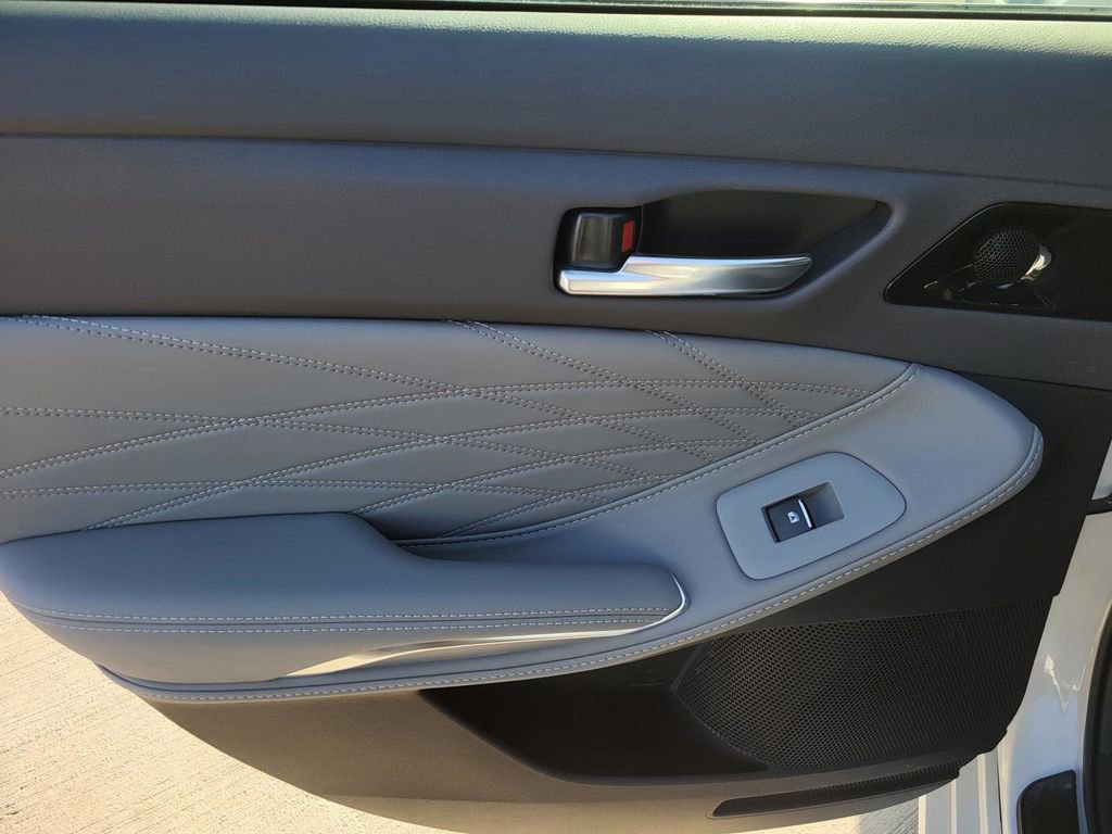 Used 2021 Toyota Avalon Limited image 11