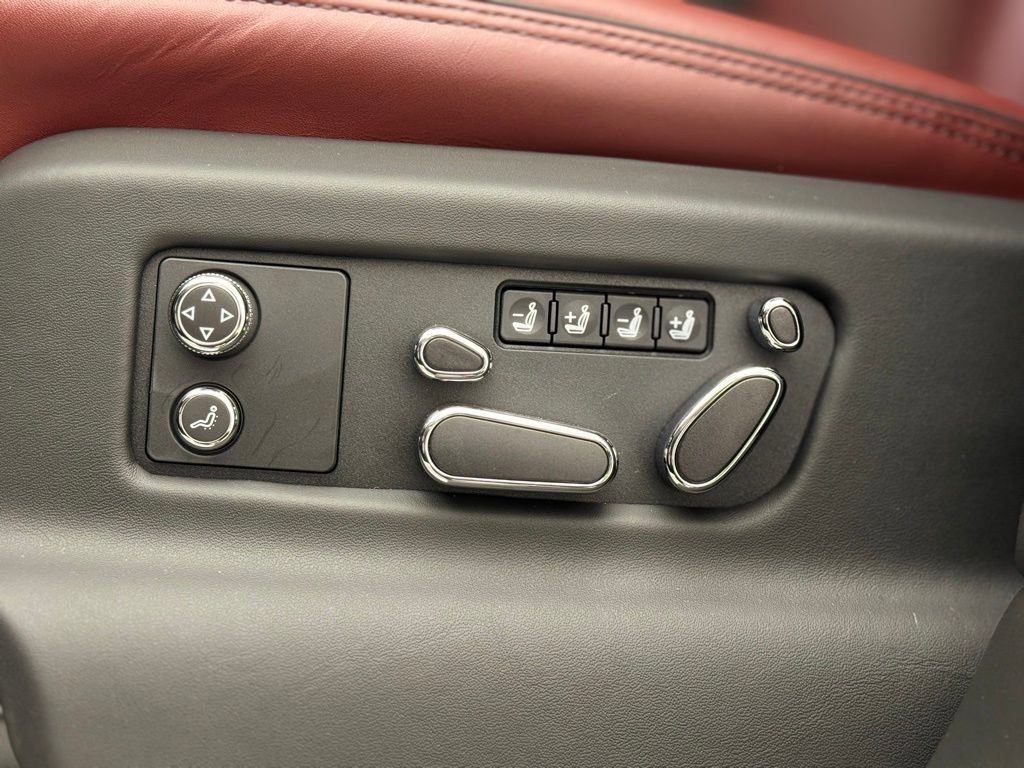 Used 2025 Bentley Bentayga image 15