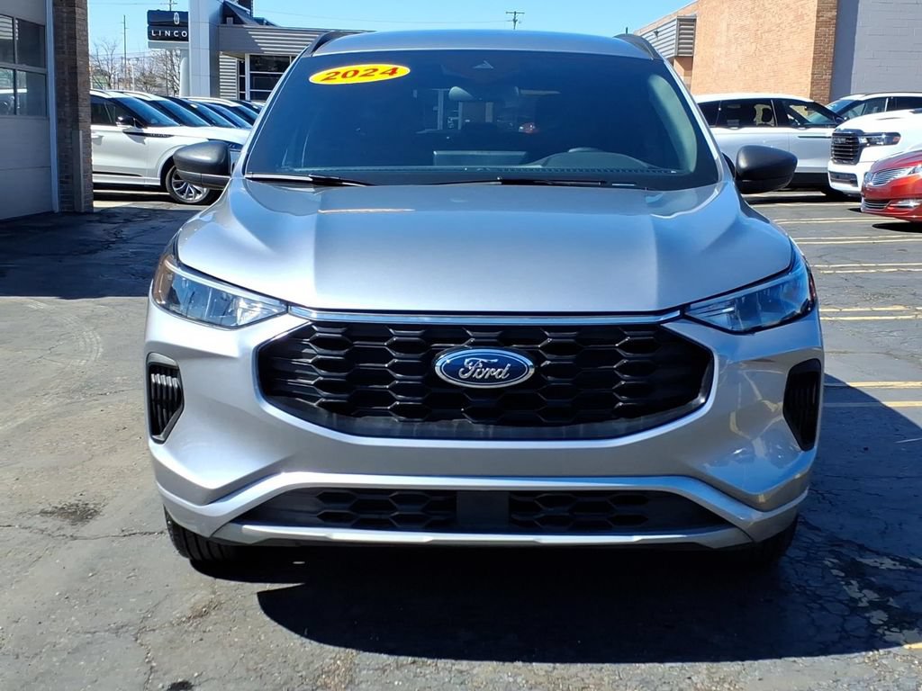 Used 2024 Ford Escape ST-Line w/ Tech Pack #1 AWD/4WD image 2
