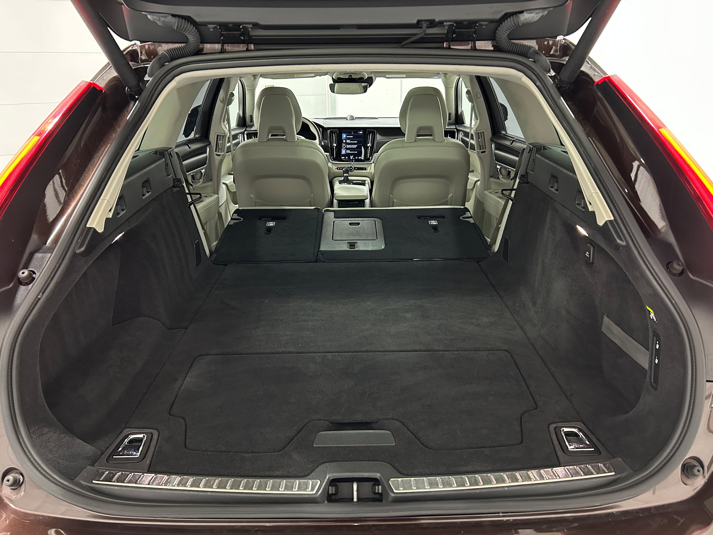 Used 2017 Volvo V90 T6 Cross Country image 34