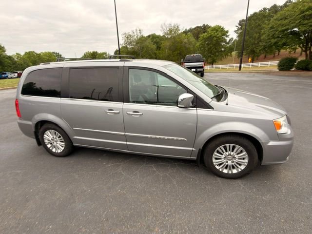 Used 2015 Chrysler Town & Country Limited Platinum FWD image 15