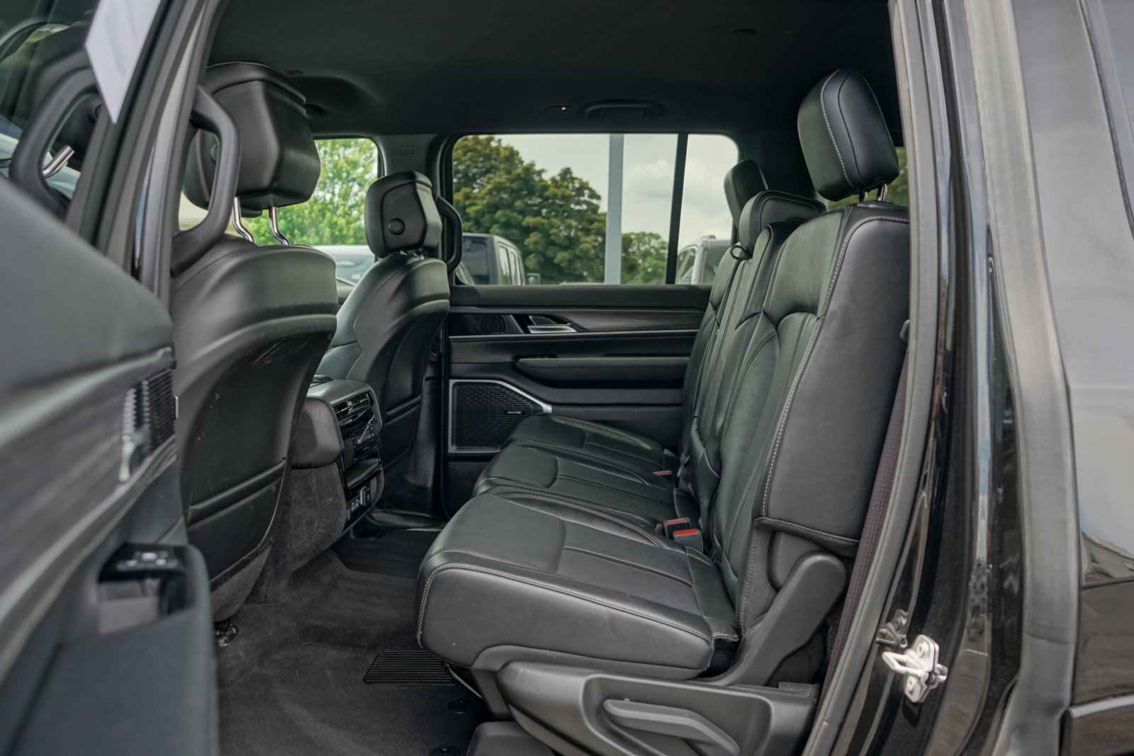 Used 2024 Jeep Wagoneer Series II w/ Flexible Seating Group image 23