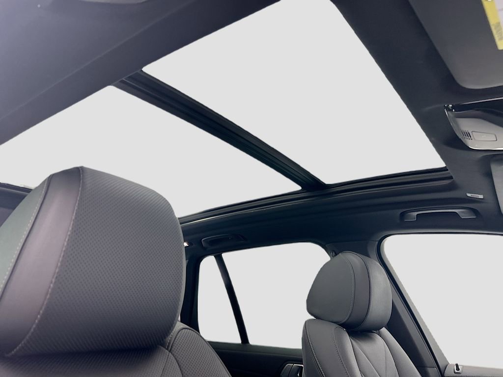 Certified 2025 BMW X5 xDrive40i w/ Parking Assistance Package AWD/4WD image 17