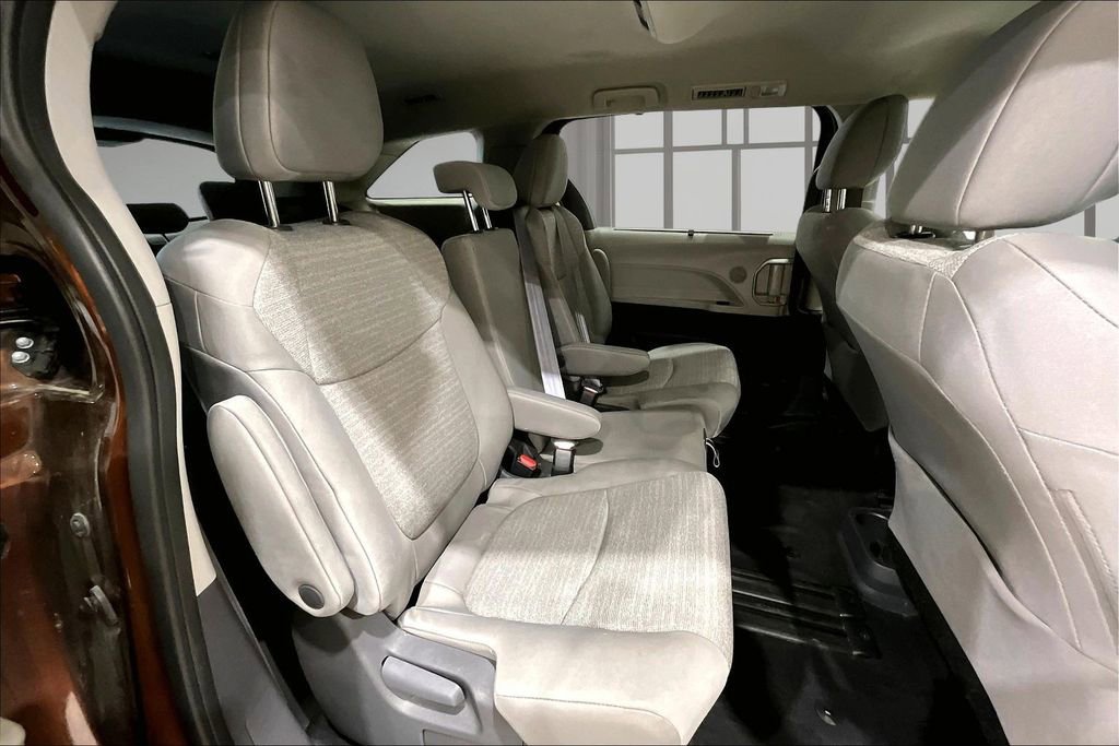 Used 2021 Toyota Sienna LE AWD/4WD image 25