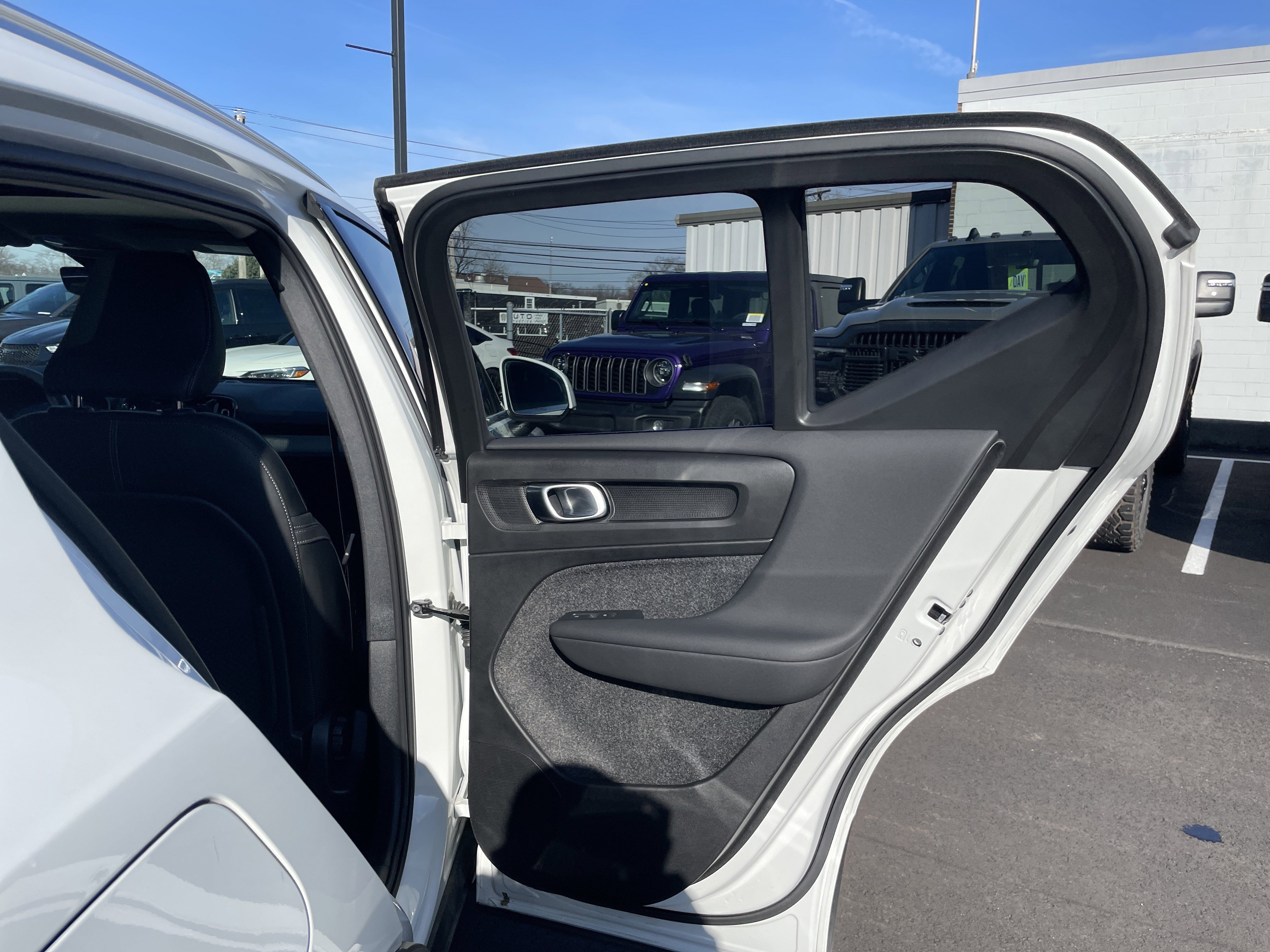 Used 2025 Volvo XC40 B5 Core image 17