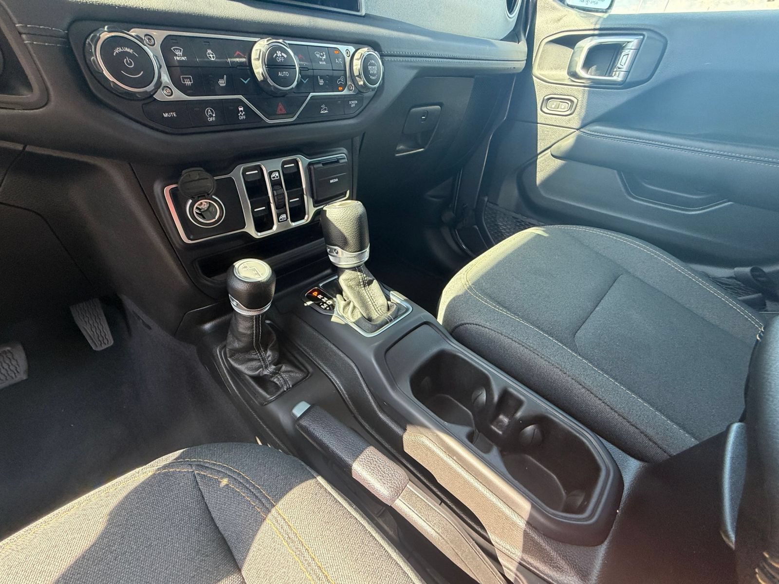 Used 2025 Jeep Wrangler Unlimited Sahara AWD/4WD image 40