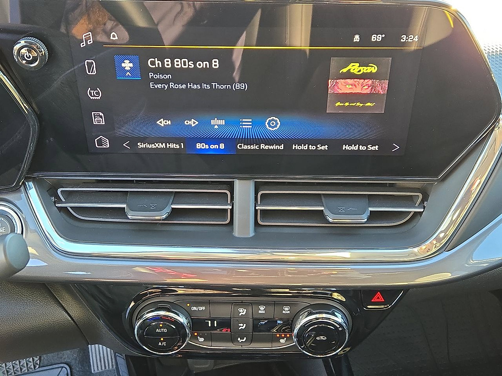 New 2025 Chevrolet Trax ACTIV w/ Sunroof Package image 16