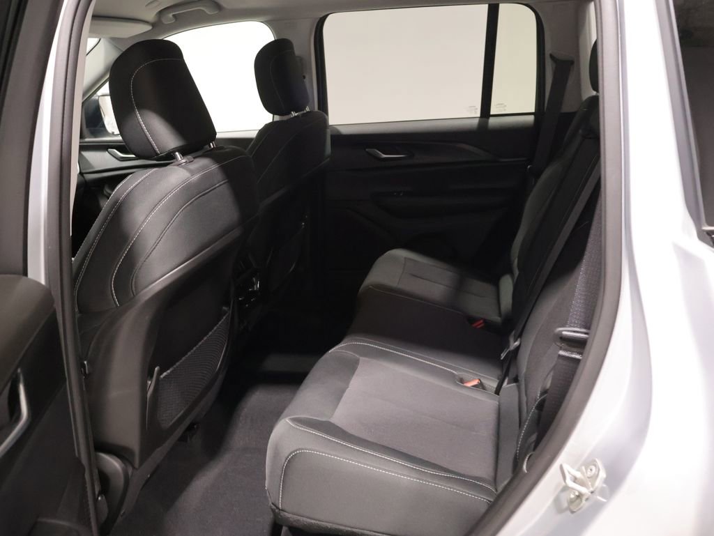 Used 2023 Jeep Grand Cherokee Laredo w/ Luxury Tech Group I AWD/4WD image 18