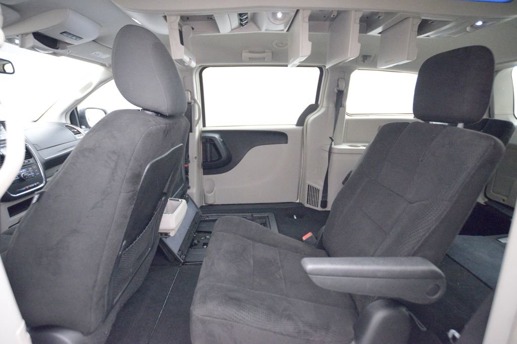 Used 2012 Chrysler Town & Country Touring image 12