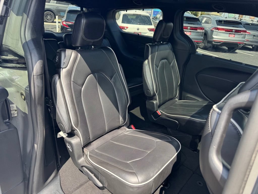 Used 2025 Chrysler Pacifica Limited FWD image 27