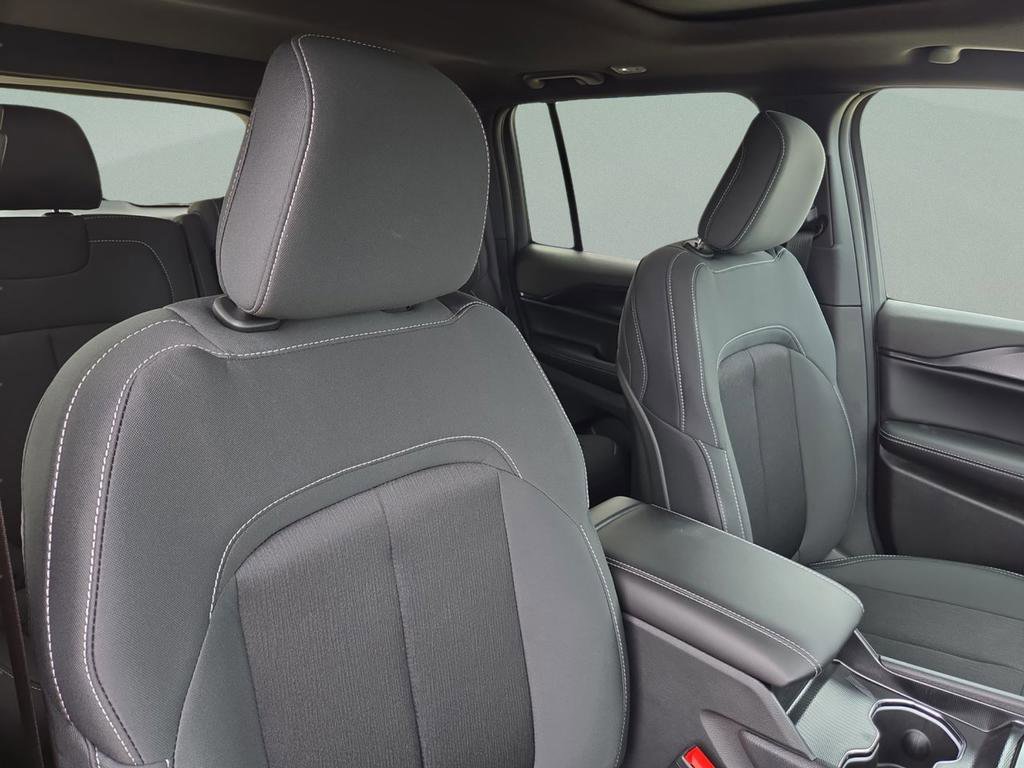 New 2025 Jeep Grand Cherokee Laredo X RWD image 32