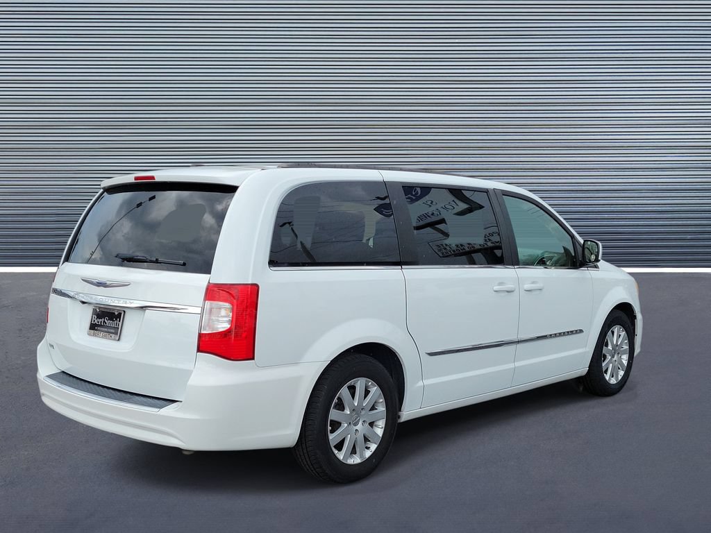 Used 2014 Chrysler Town & Country Touring FWD image 3