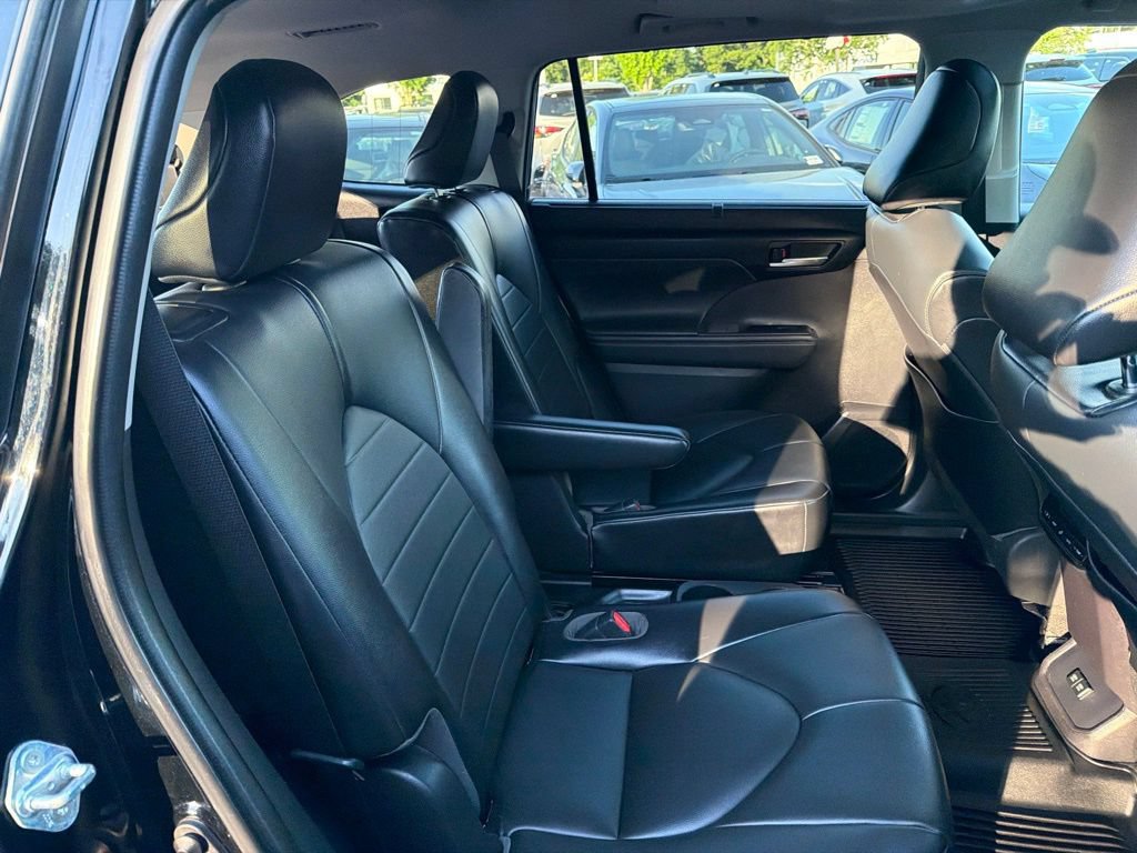 Used 2021 Toyota Highlander XLE AWD/4WD image 14