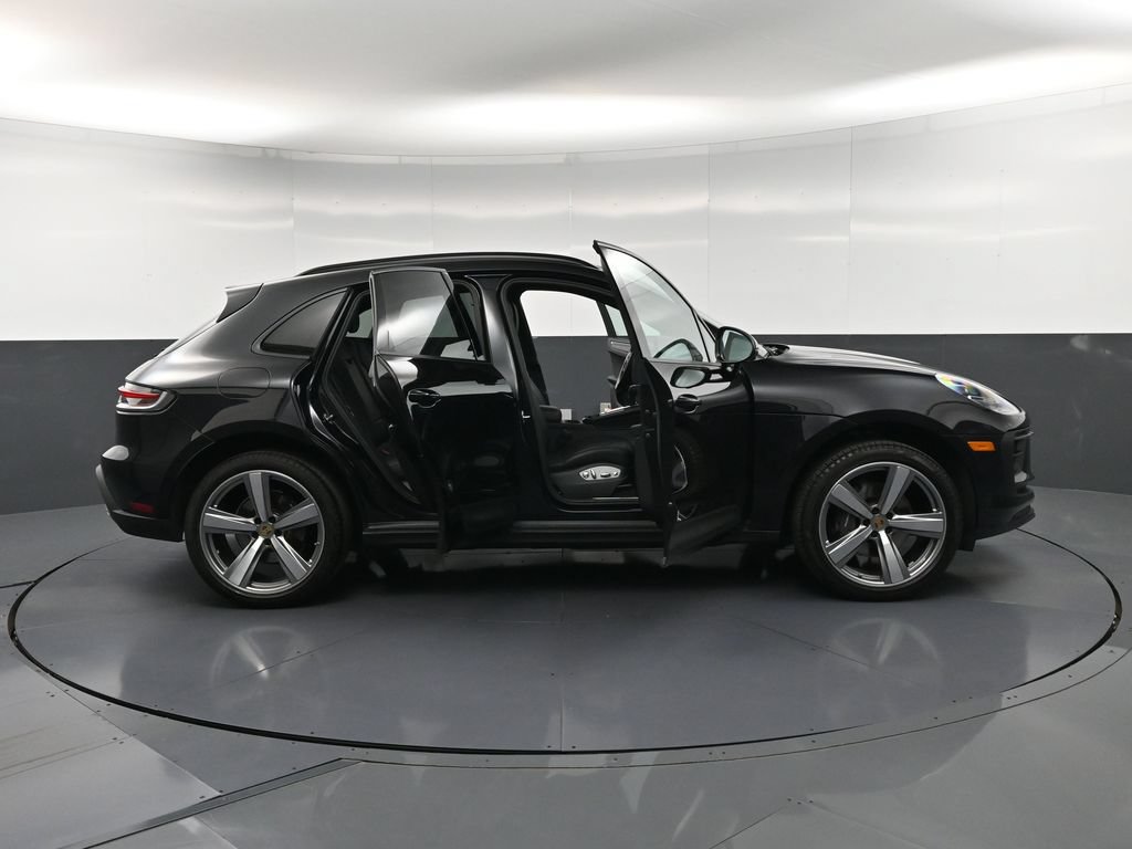 Certified 2024 Porsche Macan AWD/4WD image 34