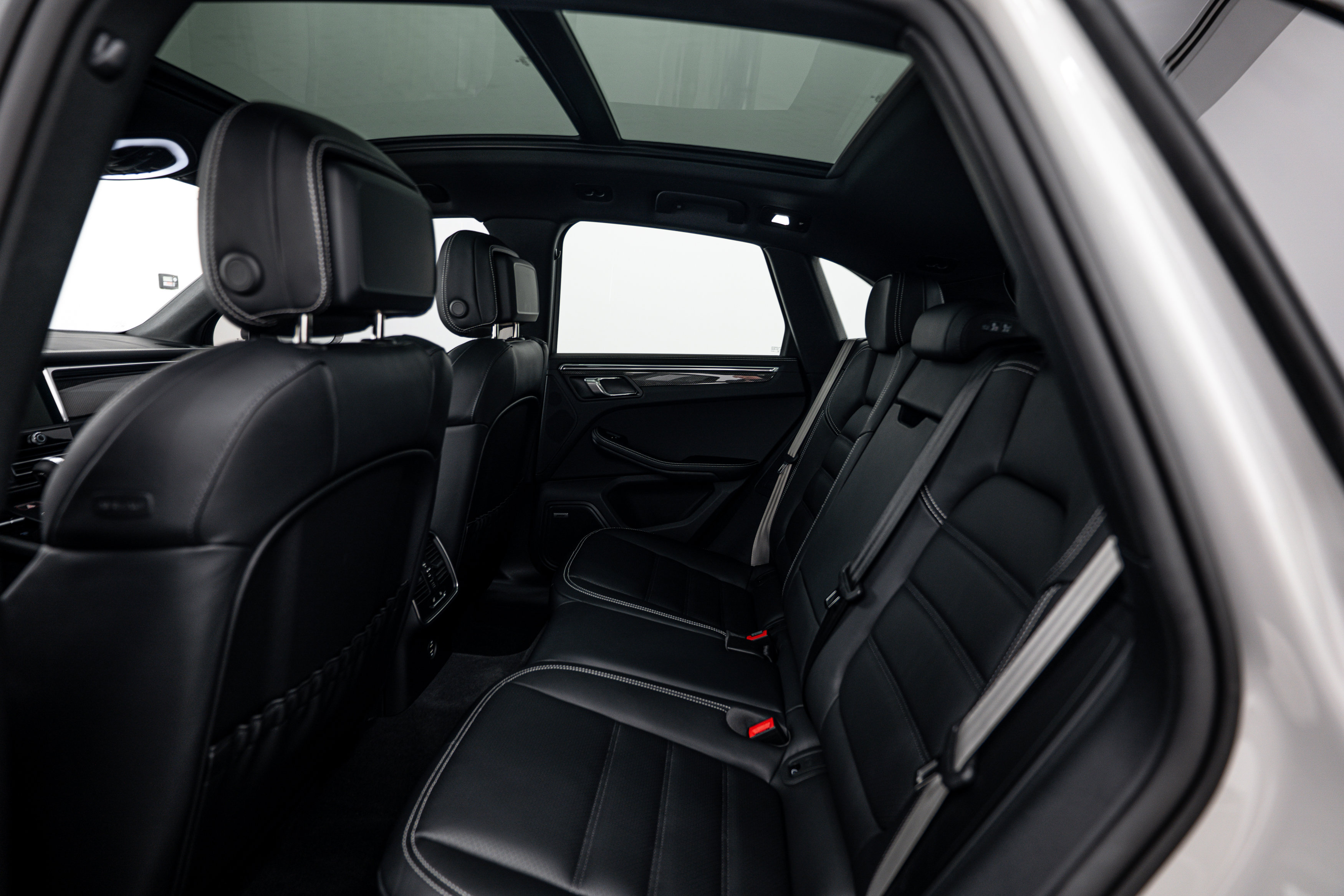 Certified 2025 Porsche Macan GTS AWD/4WD image 24