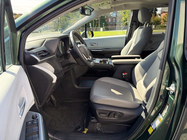 Used 2025 Toyota Sienna XLE FWD image 13