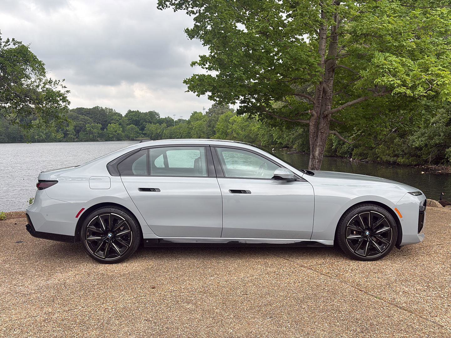 Used 2023 BMW 760i xDrive w/ Executive Package AWD/4WD image 3