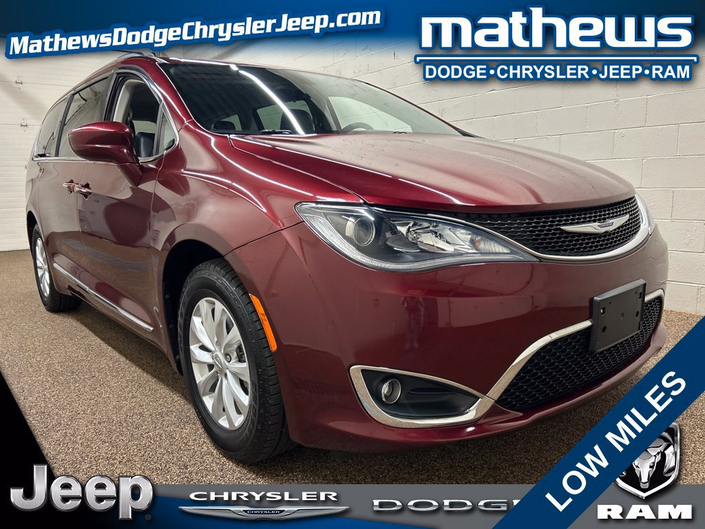 Used 2017 Chrysler Pacifica Touring-L FWD image 1