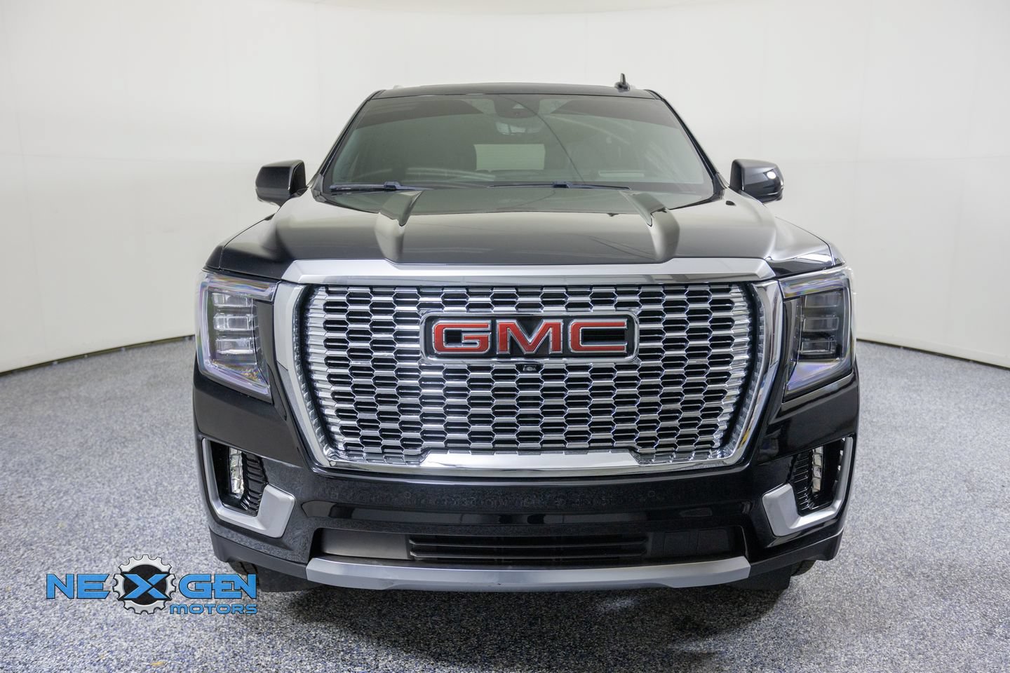 Used 2023 GMC Yukon Denali w/ Advanced Technology Package AWD/4WD image 2