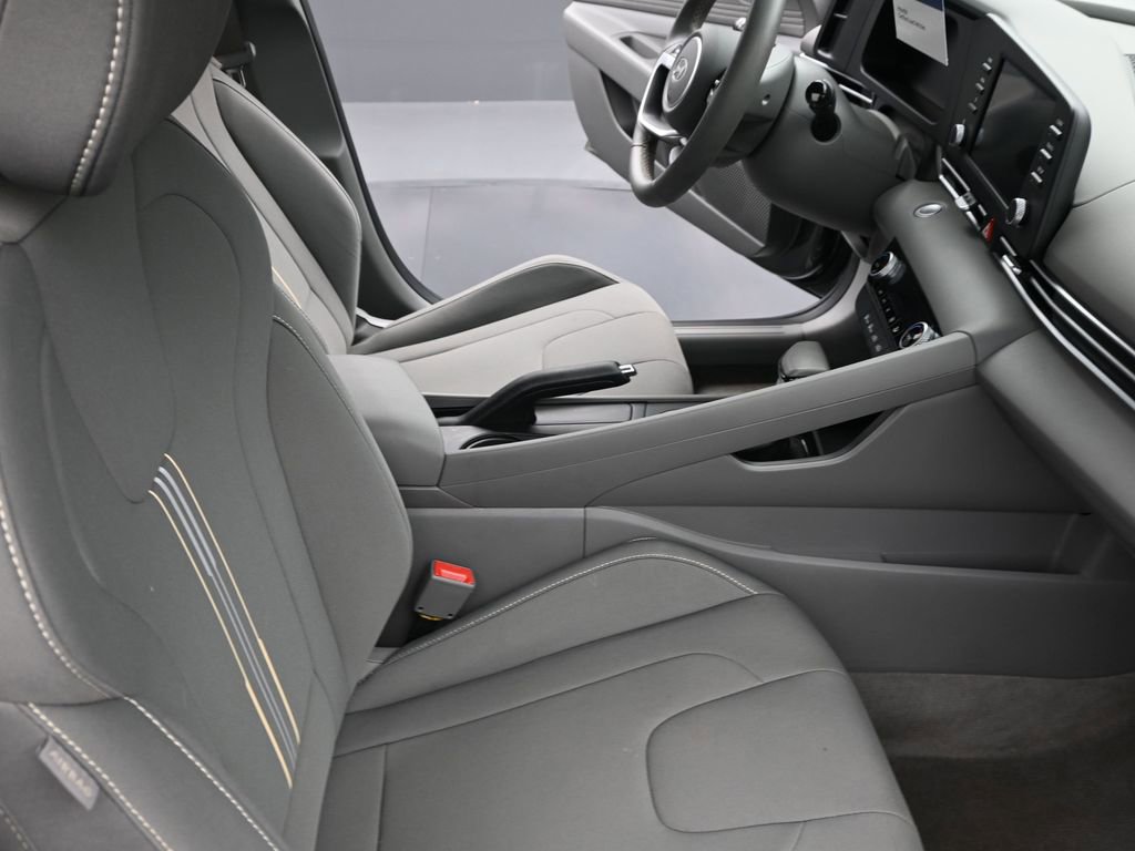 Certified 2025 Hyundai Elantra Sport image 18