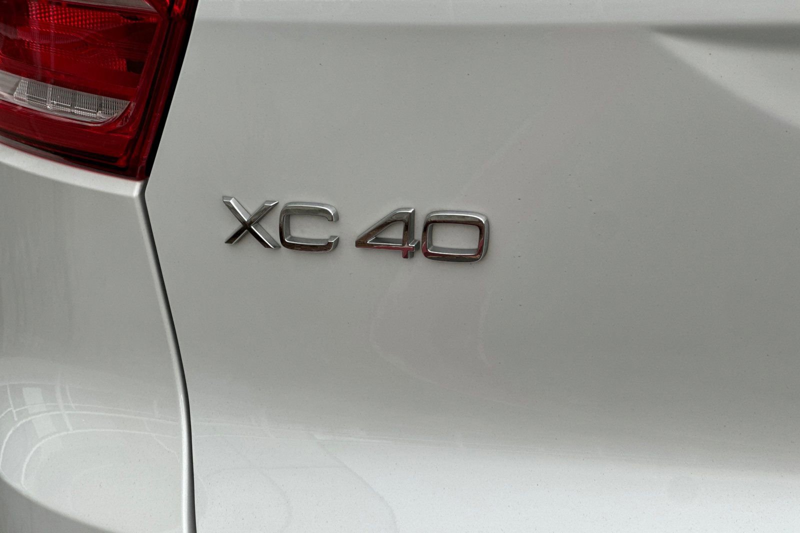 Used 2019 Volvo XC40 T4 R-Design image 12