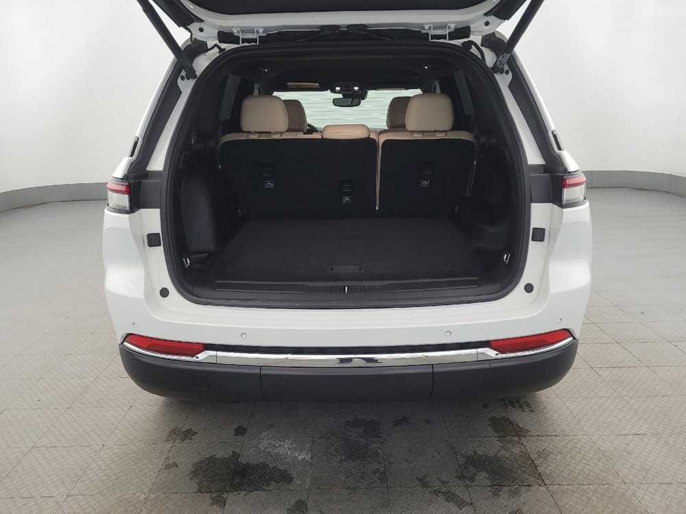 Used 2023 Jeep Grand Cherokee Limited image 29