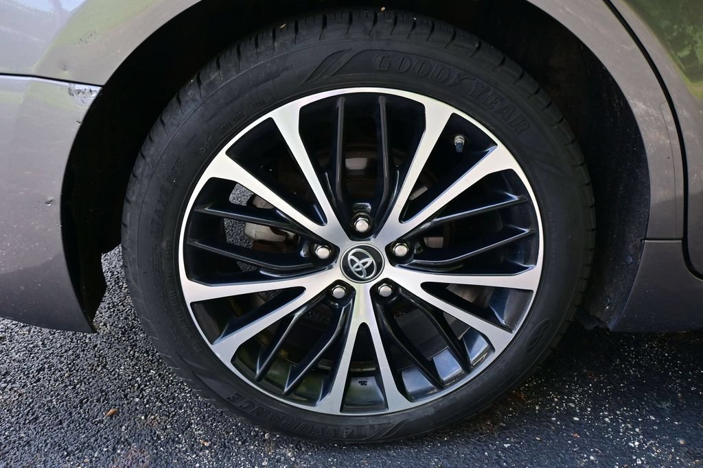 Used 2018 Toyota Camry SE w/ Moonroof Package FWD image 38