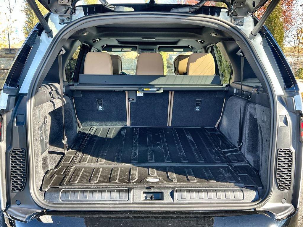 Certified 2025 Land Rover Discovery Dynamic SE image 18