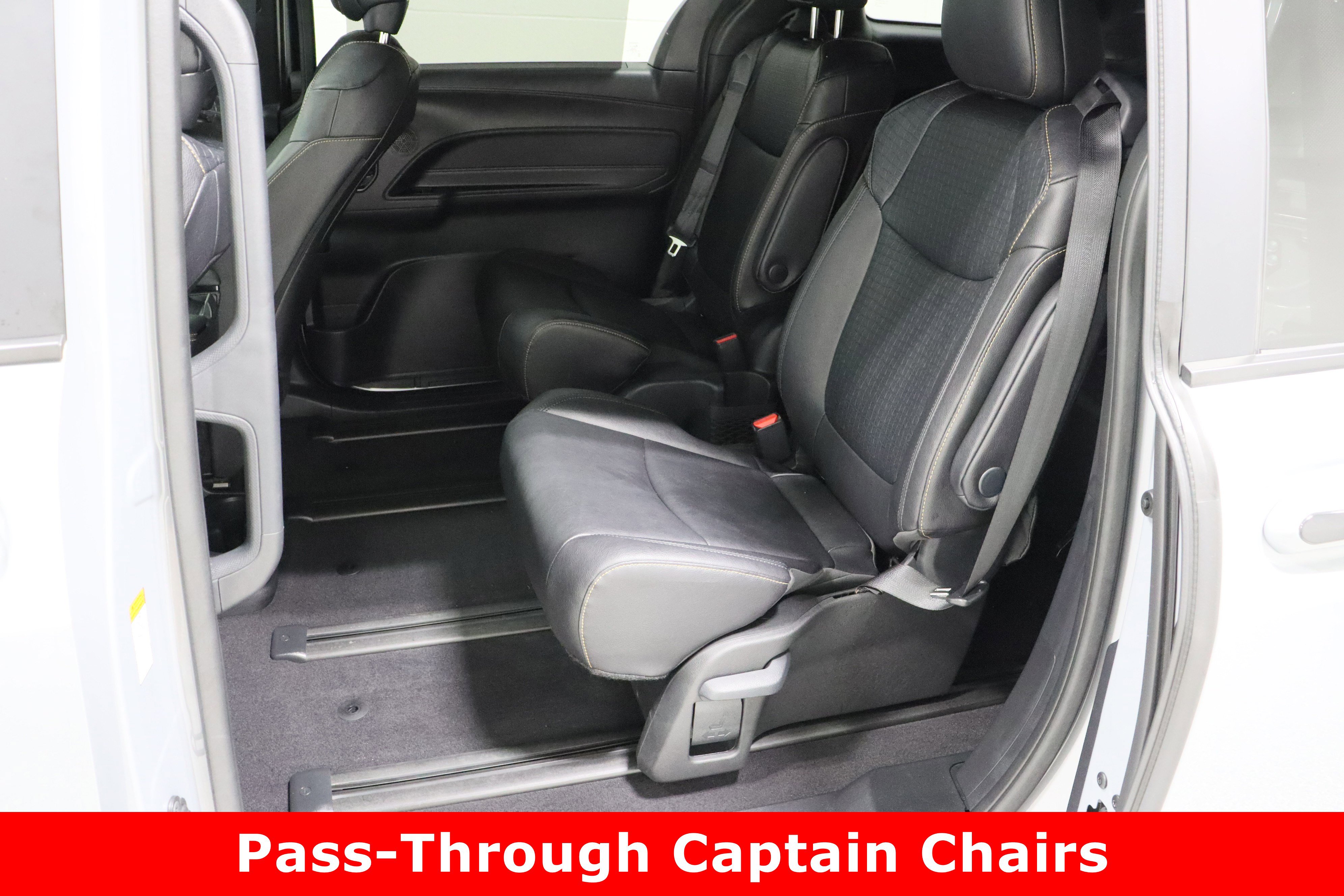 Used 2025 Toyota Sienna XLE Woodland Edition image 30