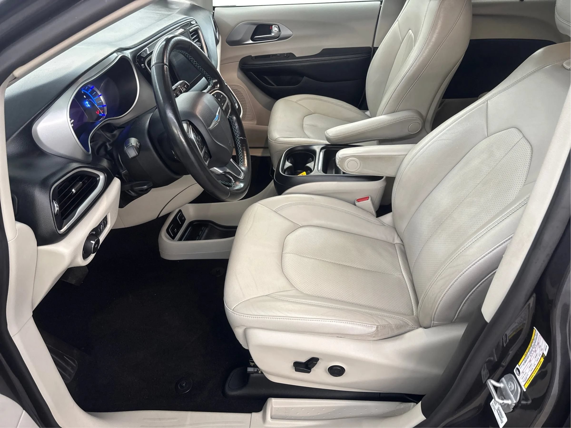 Used 2020 Chrysler Pacifica Touring-L FWD image 13