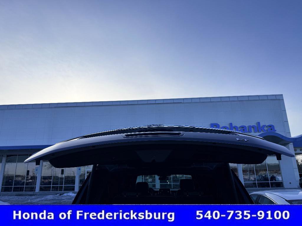 Used 2022 Chevrolet Suburban LT w/ Luxury Package image 20