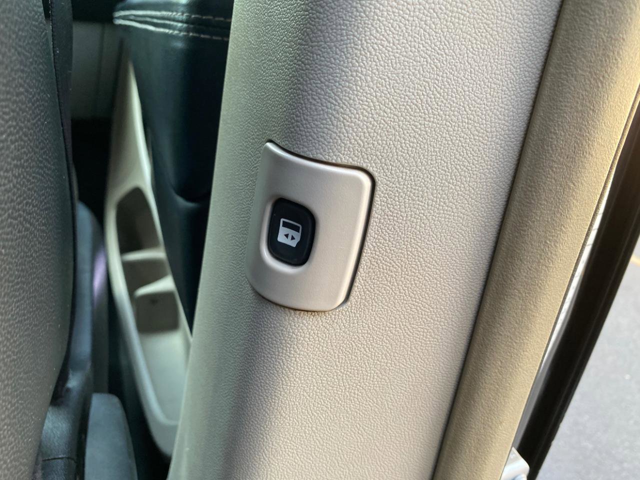 Used 2016 Chrysler Town & Country Touring FWD image 51