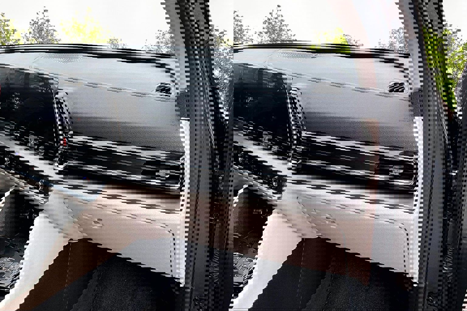 Used 2025 Kia Sportage EX image 17